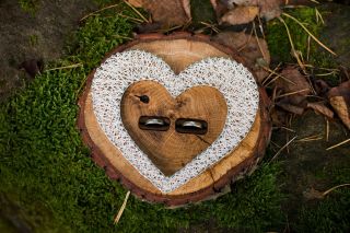 Podnos na obrúčky tento krát z dubového dreva aj s kôrou 😉 Obrúčky sú obklopené srdiečkom vyrobeným metódou string ❤️ a sú...