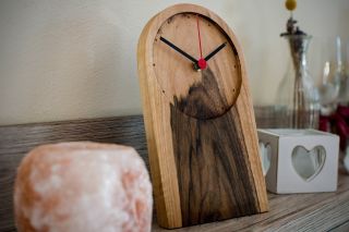 Elegantné hodiny z orechového dreva 🕰️ Minimalistický ciferník s jemne naznačenými bodkami a tichým chod strojčeka robia z...