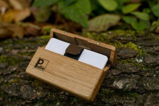 🪵 Pudiľár – drevená peňaženka vyrobená ručne z masívneho dreva. Je určená na karty a papierovú hotovosť, navrhnutá...